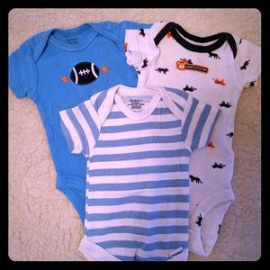 Set of 3 newborn onesies